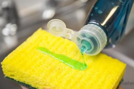 cara mengatasi saluran air mampet dengan sabun cuci piring